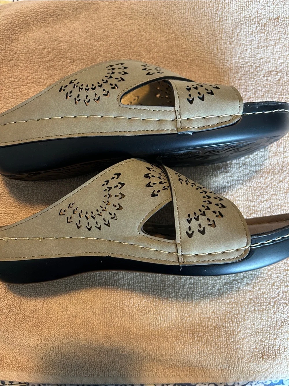 NWOT Soft Comfort Women's Olive Green Crisscross Slide Sandals - Picture 4 of 6